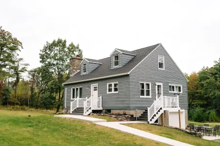 Modern Country Farmhouse, Walking Distance to Lake