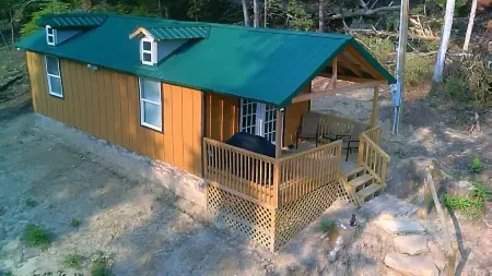 1-bedroom cabin 5 miles from Cumberland Falls and Daniel Boone National Forest