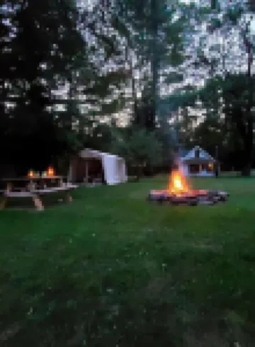 Riverfront cottage. Hiking, fishing, relaxing, pet friendly !