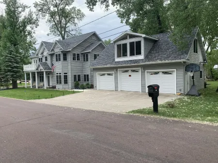 Twin Lakes: Tetonka and Sakatah Dock, Kayaks, Lakeside Firepit.