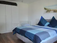 Bright, spacious comfort apartment with private garden and walk-in shower. Hoteles en Hooksiel