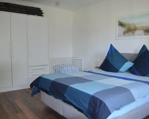 Bright, spacious comfort apartment with private garden and walk-in shower. Hotels in Hooksiel
