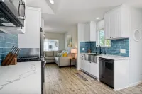 CHARMING BEACH COTTAGE FULLY REMODELED - Bungalows