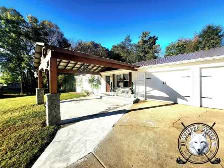 Charming 4-bedroom farmhouse in tranquil Reidsville with WiFi, AC, BAR