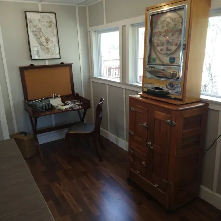 No Cleaning Fee! Whole House and Yard! Short Walk to Downtown and Fairgrounds!