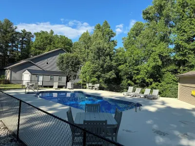 Welcome to “Romancing On Lake Cumberland” – Your Perfect Romantic Getaway!