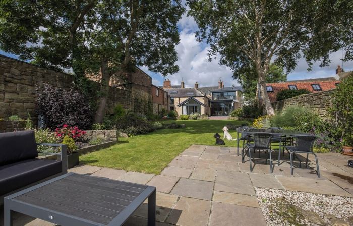 CROSS HOUSE APARTMENT Dog Friendly Barn Conversion in the Heart of Warkworth