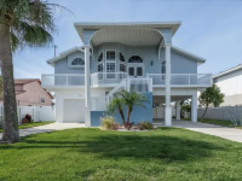 The Blue Heron- Waterfront-Gulf Access-Dock-Pool-Kayaks Hotels in Hernando Beach