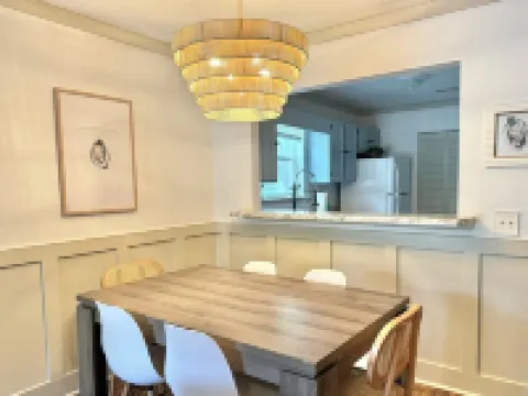 Newly Remodeled chic 2-bedroom townhome in beautiful Port Royal w. private patio