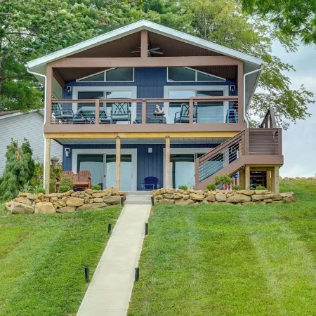 LAKEFRONT LUXURY HAVEN: LAKE HOME ON APPLE VALLEY LAKE IN OHIO w/ PRIVATE DOCK