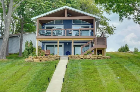 LAKEFRONT LUXURY HAVEN: LAKE HOME ON APPLE VALLEY LAKE IN OHIO w/ PRIVATE DOCK