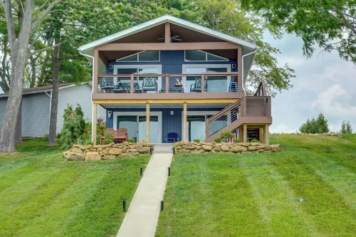 LAKEFRONT LUXURY HAVEN: LAKE HOME ON APPLE VALLEY LAKE IN OHIO w/ PRIVATE DOCK
