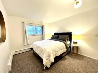 Charming Mid Century 2-Bedroom with Parking 1 Mile from the Big House & Downtown 미시간 대학 주변 호텔