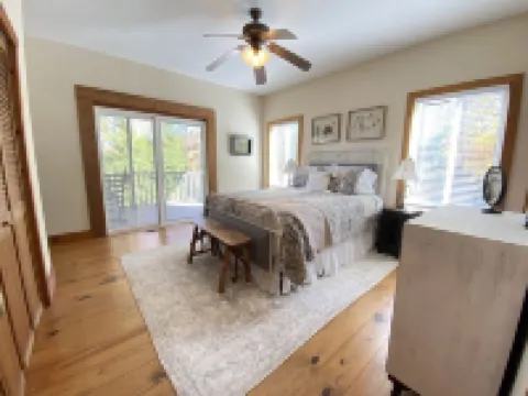 Luxurious Cabin with Stunning Mountain Views and Outdoor Fireplace in Sky Valley