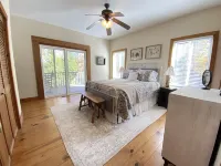 Luxurious Cabin with Stunning Mountain Views and Outdoor Fireplace in Sky Valley