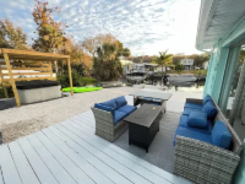 Canal home with direct river and gulf access, kayaks, hot tub, boat & motor inc