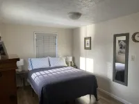 Cozy creekside home with deck, 15 min to airport, shopping, 1 hr to Crater Lk.