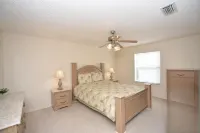 2BR/2BA with electric golf cart,  5 minutes to Lake Sumter and 466 shopping. Hotel a The Villages