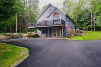 Ursa Major House - Quiet family getaway, minutes from skiing, hiking, biking. Hotels near Colby Davis Park N’ Play