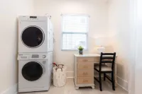 Downtown Bradenton Gem: 3-Bed Luxury Haven