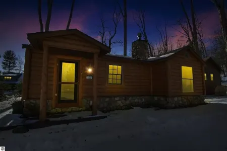 New! Cute 2-bedroom cottage in quaint Northport