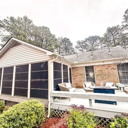 Golf Front home on Pine Needles. 4 King Beds : 5 miles from villages