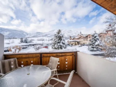 Luxe Chalet - Sleeps 15 ミッドウェイのホテル