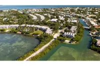 Beach House Getaway - Kayaks - 2Br 2.5BA Coastal Villa