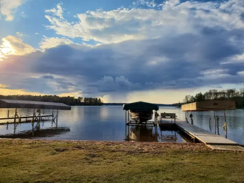Beautiful cottage on the Chippewa Flowage Hotels in Hunter