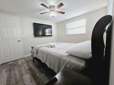 Cozy Sarasota Home: 3BR/2BA Close to Siesta Key & I-75