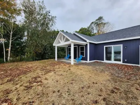 Harbor View Cottage - Unit A Отели в г. Waldo County