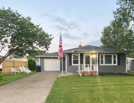 The Great Lake Escape - 1 Mile to Downtown PC / Walking Distance to City Beach