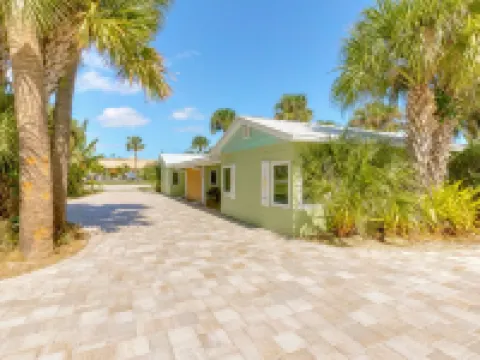 Beautiful downtown Melbourne Beach renovated apartment one block from the beach! 墨爾本海灘酒店