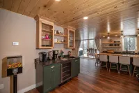 12 Bed, 6 Bath, 20 Guests STEPS from Sunday River w/ Hot Tub & Game Room