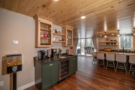 12 Bed, 6 Bath, 20 Guests STEPS from Sunday River w/ Hot Tub & Game Room Отели в г. Ньюри