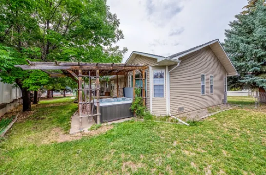 The Hidden Gem House- 3 Bedroom house with hot tub