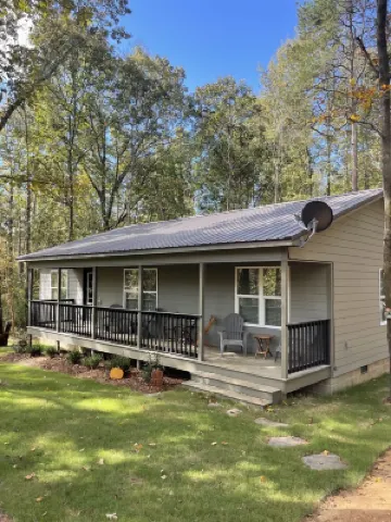 Pickwick cabin near stateline boat ramp.  2 bed 2 full bath.   Boat storage