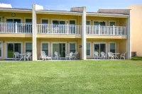 Sunlit Seacove. G-Floor, Walk to Beach, Shops, & Dinning. Private Beach Access.