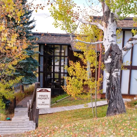 3 Min Walk to Ski Access! 2 Story Chalet Original to Mountain!