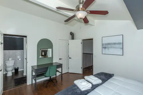 2 miles to downtown Whiskey Row! Cozy Boulder Cabin is family friendly with spa!
