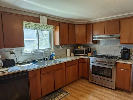 Entire Home - 4 Bedroom - Sleeps 10 Canandaigua - Steps Off Main St / Downtown Отели в г. Канандейгуа