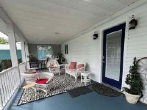 Quaint historic home in the heart of Bemus Point Village- a stroll to the water! Hotele w: Ellery