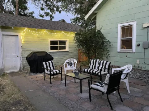 Charming home- Downtown Cody - Sleeps up to 9! Detached GAME ROOM with bed!