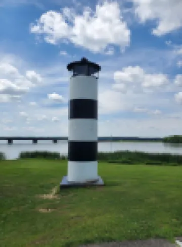 Sunset cottage complete w/large deck, fire pit and mins away from public beach