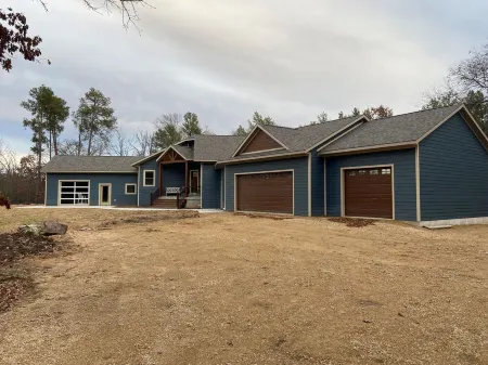 Custom built, private home on Castle Rock Lake -with boat slip Отели в г. Джермантаун