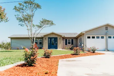 Secluded waterfront home that is 5 min away from downtown Beaufort 레이크 로드 와이너리 주변 호텔