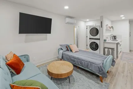 The Biker Bunker- Hot Tub - Next to MTB & Close to Downtown Bentonville