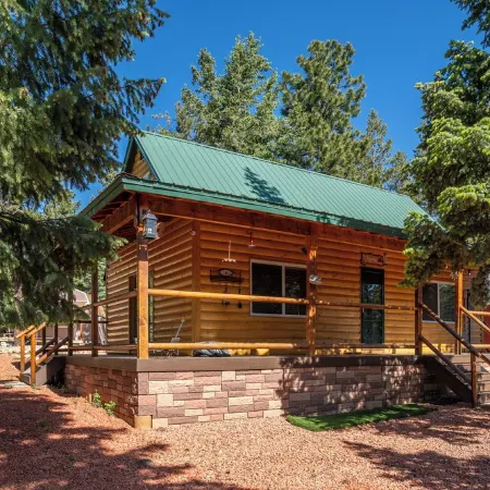 Cozy Cabin & Hot Tub Pet Friendly with AC and Fast WiFi in Duck Creek Village