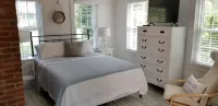 Modern, coastal cottage, AC, beaches, tennis, golf, restaurants, bike trail 1736 Josiah Dennis Manse Museum 주변 호텔
