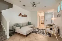 Business Friendly Central Austin 3/2 Townhome w/ Pool!